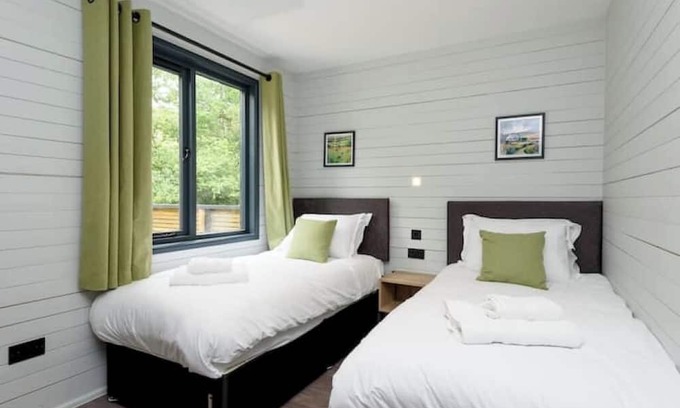 Looe Cabin | Cardinham Lodge (3 bedroom - max 6 occ) - VP8