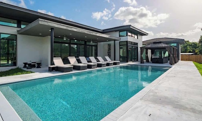 Plantation House | The Mansion One and Only Luxurios 8,000 ft Villa