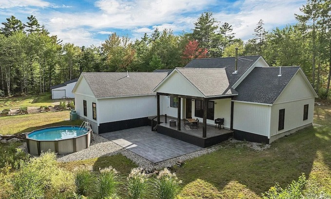 Lebanon Other | Charming 3-bedroom Farmhouse in the Seacoast