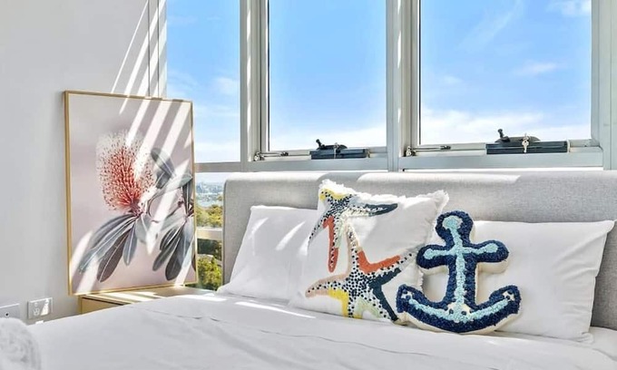 St. Leonards Apartment | Doorstep to Metro & Iconic Harbour Bridge View