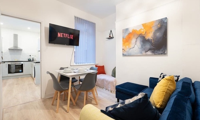 Doncaster House | Spacious 4 bed | 4 en-suites | Parking | Discounts