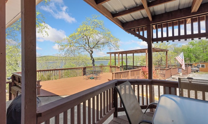 Diamond City Cabin | 1bd/1bath cabin with beautiful views of Bull Shoals Lake in a quiet, peaceful area.