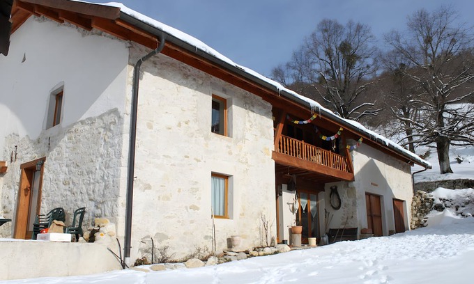 Hotonnes Bed & Breakfast | Bed and Breakfast 'Chez Louve Bleue - Côté Jardin' with Mountain View, Shared Terrace and Wi-Fi