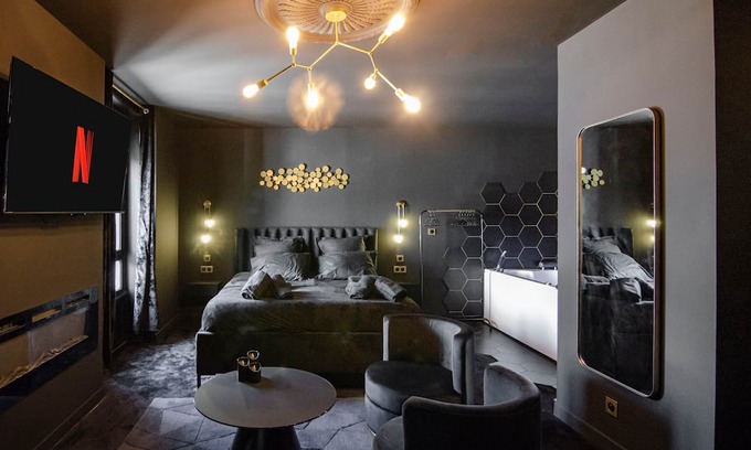 Le Soleil Apartment | Suite Balnéo/Hammam Noire et Or