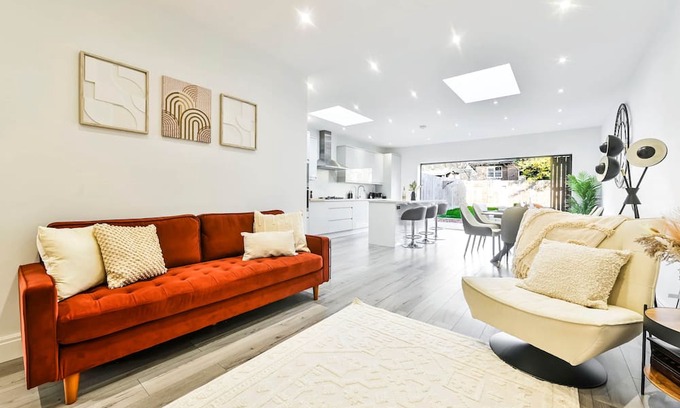 Tokyngton House | Stylish Wembley Home + Garden & Parking