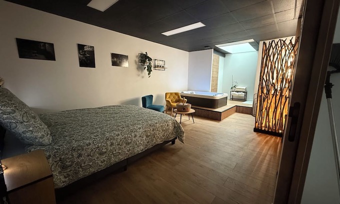 Teloche Bed & Breakfast | Château de Posset: Loft Anne-Marie, close to the 24 Hours of Le Mans racetrack
