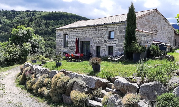 Roche House | Holiday Home 'La Clé Des Champs' with Mountain View, Private Terrace and Wi-Fi