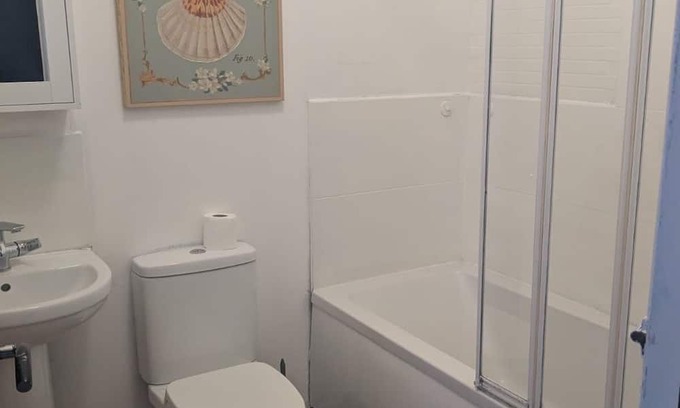 Swindon Apartment | Saffron&Space *Parking *Sleeps 5