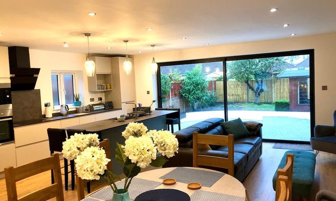 Hamworthy House | Sea Breeze - 4 bed family home near the beach in Poole Harbour