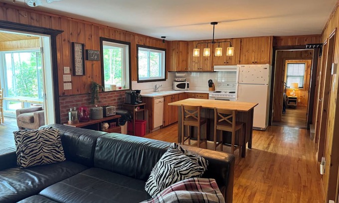 Stanstead Township Cottage | Charming 3-bedroom cottage in lovely Magog area with AC.