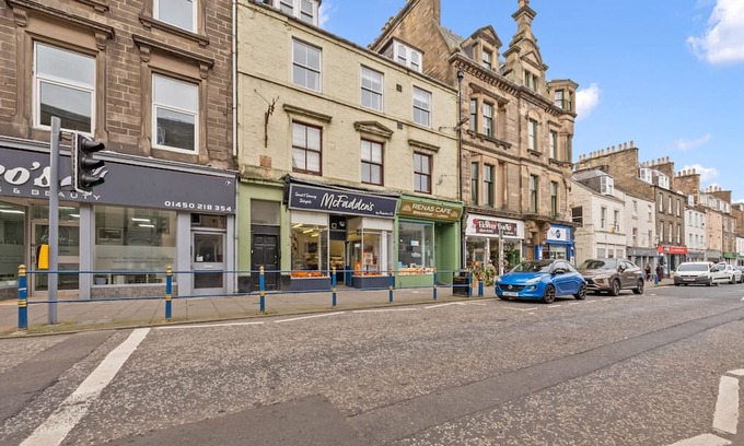 Hawick Apartment | Comfortable 4 Bedroom Apartment - Hawick
