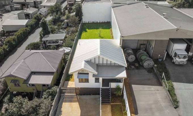 North Toowoomba House | Stylish Retreat: Garden Oasis