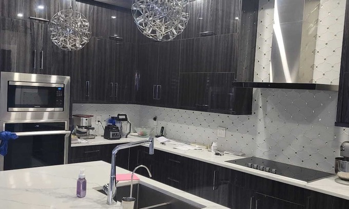 Surrey Newton House | Spacious home for you and your family. 4 bedrooms and 4 bathrooms in the city.