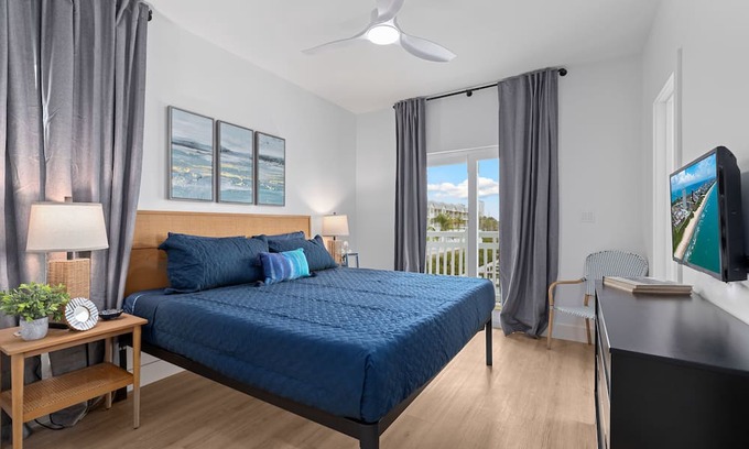 South Padre Island Condo | Luxury Mid Rise Condo with Amazing View 1 King Bed High End Water Front South Padre Island