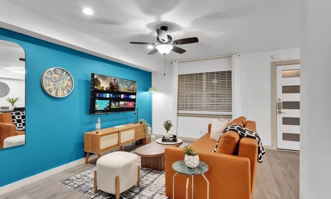 Clarksville Apartment | Walkable 1st-Floor Austin Stay – King Bed, Pet Friendly, Free Parking, Sleeps 10