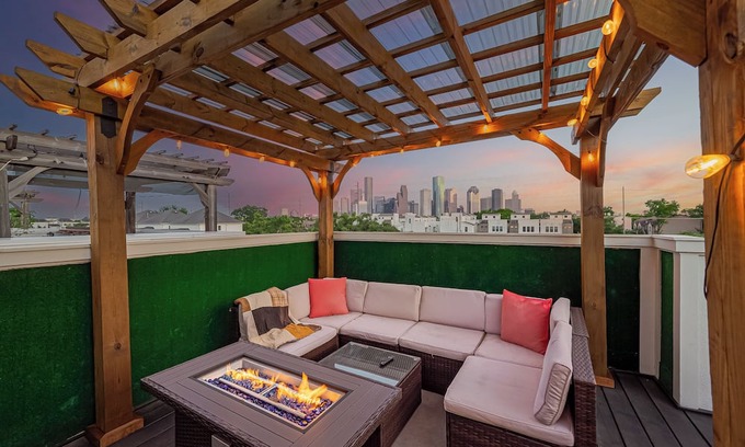 Washington Ave./ Memorial Park House | Luxury Downtown 3BR Gem W/Skyline View - Lower Heights