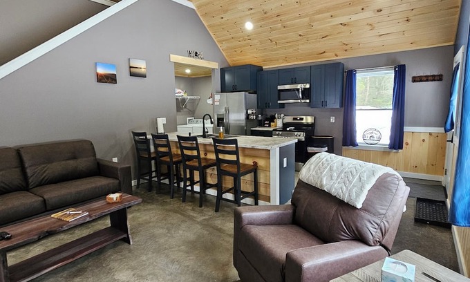 Owls Head Cabin | Private 2-bedroom cabin with WiFi in Owls Head