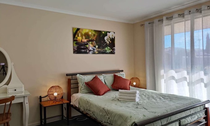 Adelaide House | Cozy Getaway retreat-5 bd 2 bath near beach and wineries