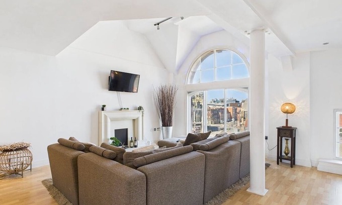 Wolverhampton Apartment | City View | Sleeps 8 | Contractors | Long stays