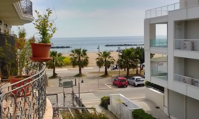 Roseto degli Abruzzi Apartment | Studio apartment with side balcony with sea view
