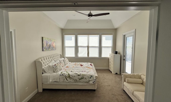 De Mossville House | Owl's Nest Retreat: Sleeps 20, Kentucky Hilltop w/Hot Tub and lots of room!