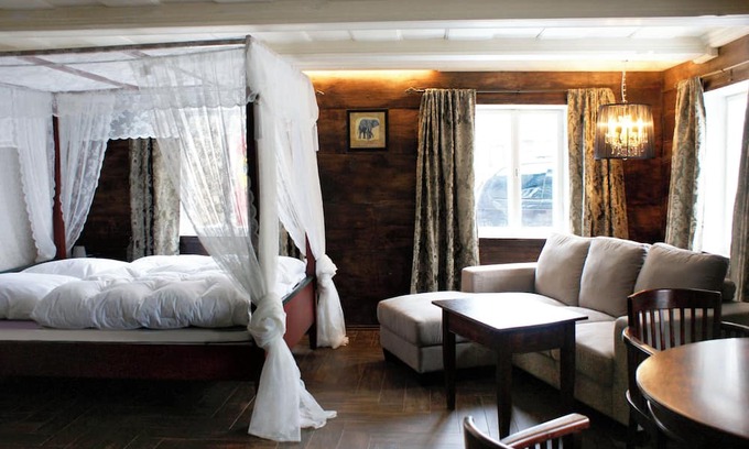 Grossschoenau Apartment | Log rooms in a weaver's house