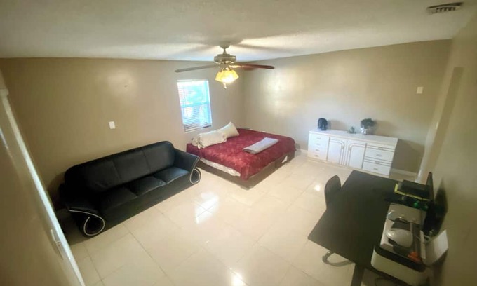 St. Petersburg - Clearwater House | Extra Large Master Bedroom in lovely St. Petersburg with AC, WiFi