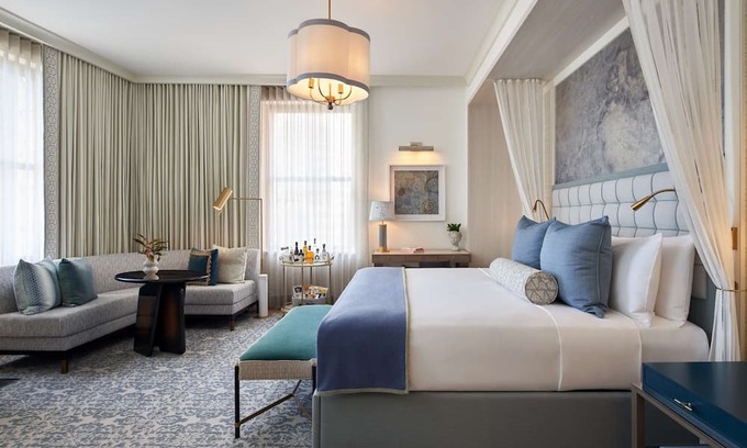 Financial District Hotel | 2 Connecting Suites at a 5⭐️ Hotel