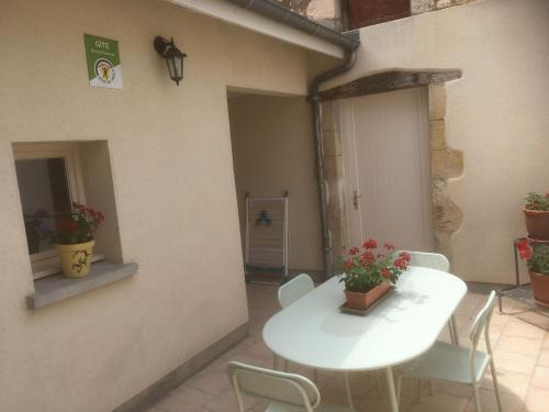 Dun-sur-Auron House | Gîte cosy à Dun-sur-Auron avec cour close et garage - FR-1-586-48